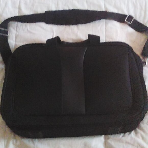 Bugatti Executive Carrying Case (Briefcase) for 17'' Notebook - Black - Picture 2 of 5